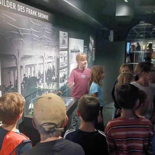 Kinder bei der Führung in der Titanic Ausstellung