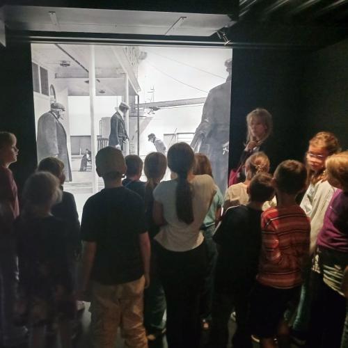 Spannend lauschen die Kinder der Führung