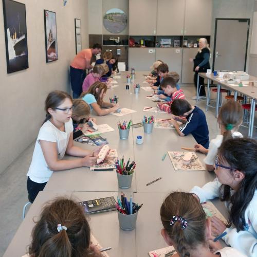 Die Kinder basteln ein Schiff