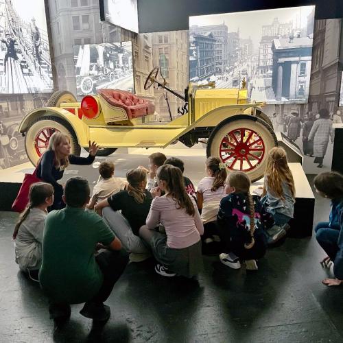 Kinder betrachten ein Auto aus der damaligen Zeit