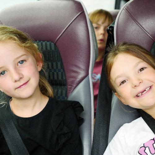 zwei Kinder im Bus auf der Rückfahrt