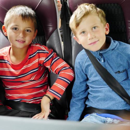 zwei Kinder im Bus