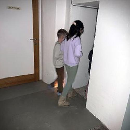 Kinder bei der Schnitzeljagd im Keller