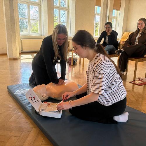 Annalena und Alina üben mit dem Defi