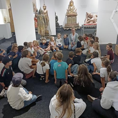Beide Schülergruppen bei der Führung im Haus der Völker.