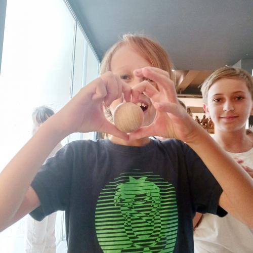 Schüler mit Kugel in der Hand