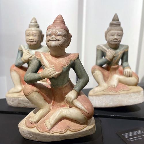 Drei sitzende Figuren