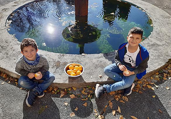 Kinder beim Brunnen