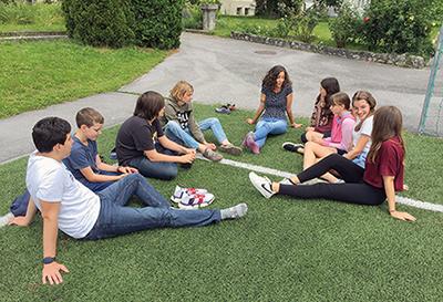 Kinder entspannen sich auf dem Sportplatz