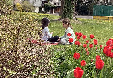 Kinder im Garten