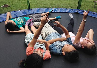 Kinder im Trampolin