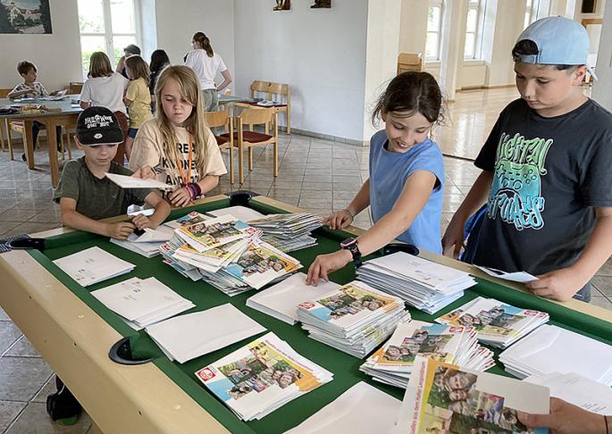 Schüler beim Verpacken des Suchers