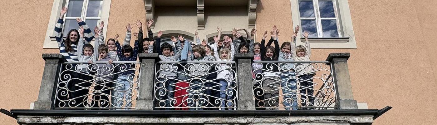 Gruppe bedarfsorientierte Mittagsbetreuung auf Balkon