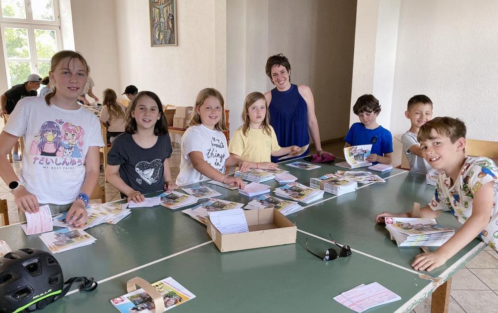 Schüler beim Verpacken des Suchers