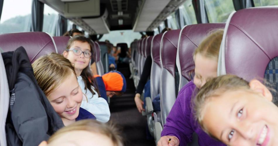 Kinder im Reisebus auf der Fahrt nach Rosenheim