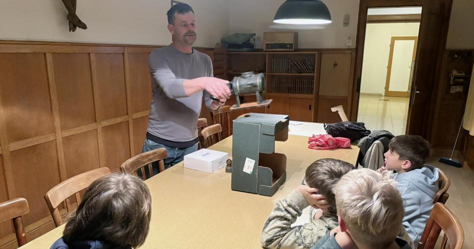 Stefan bei der Vorführung einer Lochkamera