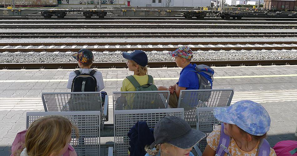 Kinder warten auf den Zug